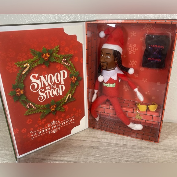 NIB 2024 EDITION SNOOP ON THE STOOP A HOOD TRADITION Red Plush Figurine NEW - Picture 2 of 6